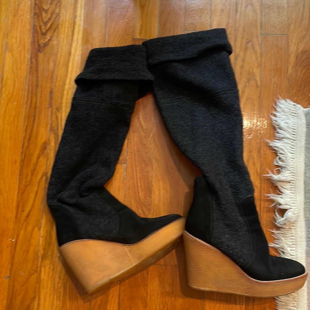 Black wedge boots with wool details